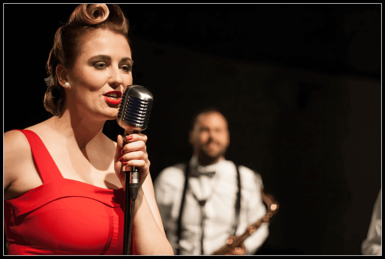 ROURA singer at the microphone
